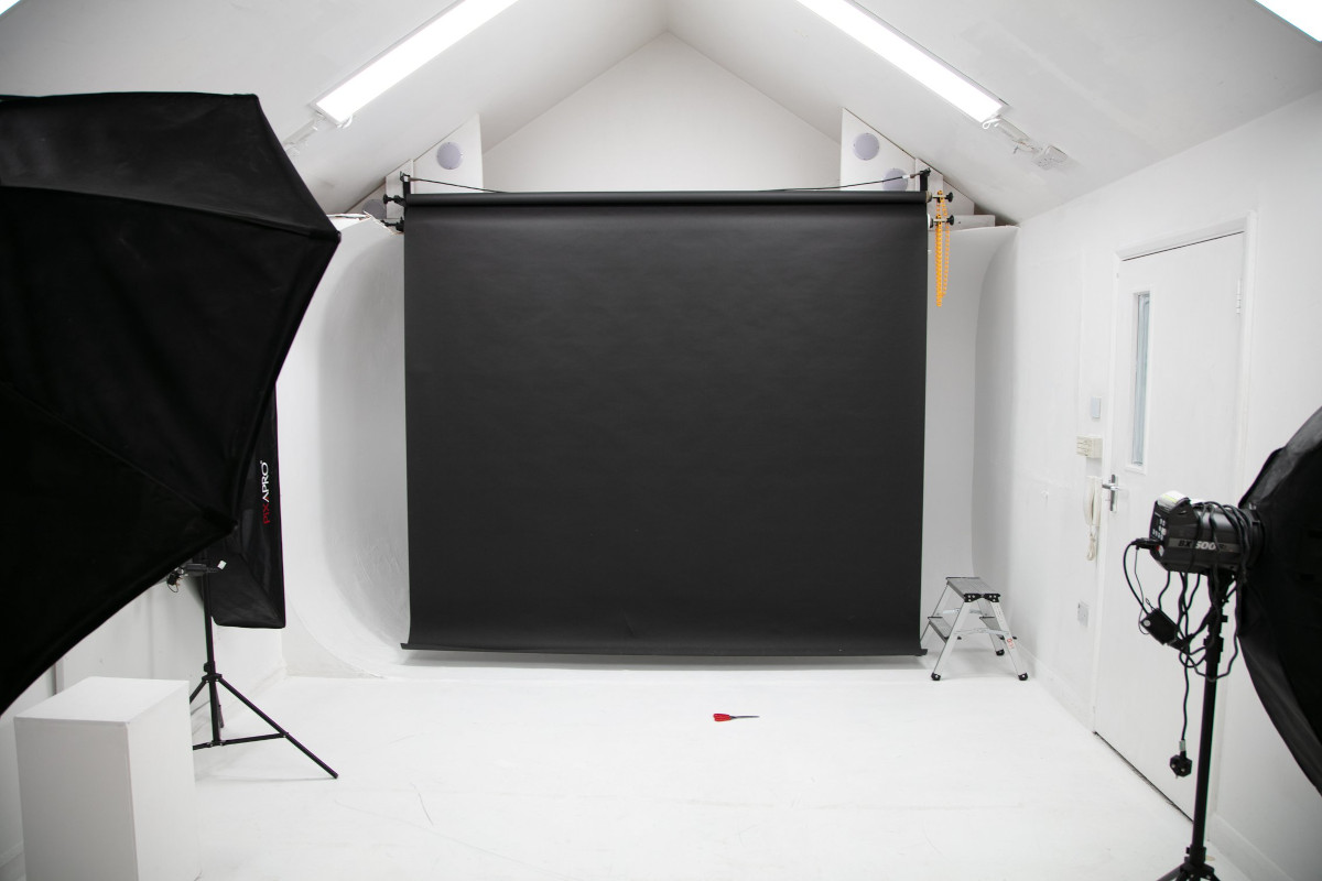 studio1 elinchrom flash heads black colorama background